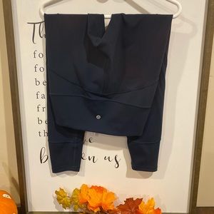 These are navy blue lulu lemon leggings. Size 8 women’s!